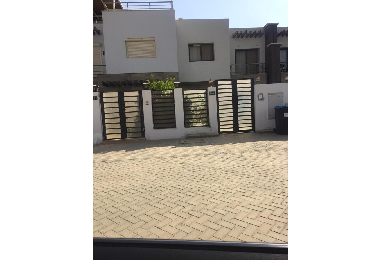 Building area : 187 m
Land area : 160 m
Consists of :
3 Bedrooms 
3 Bathrooms
Reception - Kitchen 
Fully finished
Asking price: 25,000
 About Project : 
Integrated residential Compound located near the ring road, Teseen street.
Hyde Park Location : 
At the heart of the Fifth Settlement in New Cairo.
Compound Space : 
1200 acres equal to 5 million m².
Units Type :  
Apartments - Duplexes - Twinhouses - Townhouses - Villas - Shops.
Units Space : starts from 99 m² up to 677 m².
Features :
guards
playgrounds
swimming pool
Shopping center
Commercial area
social Club
Health and sports club
water fountains
Aqua park
Swimming Academy under the supervision of Farida Othman
International Hotels