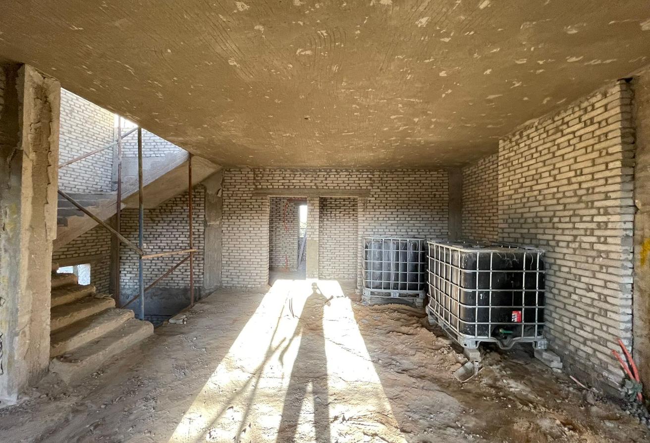 Villa for sale in Madinaty without interior finishing. Villa with BUA 400 sqm and Land area 680 sqm. consists of 5 bedrooms and 4 bathrooms and has a lake view.